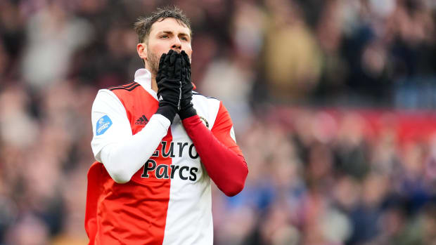Santi Giménez lleva las manos a la boca